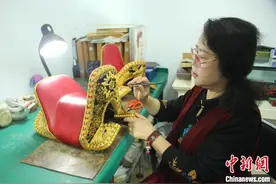 河北张家口：指尖生花  花丝镶嵌展“非遗”之美图片