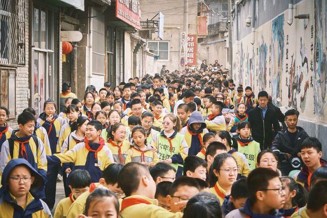 不想孩子成为留守儿童，他们选择回流县城