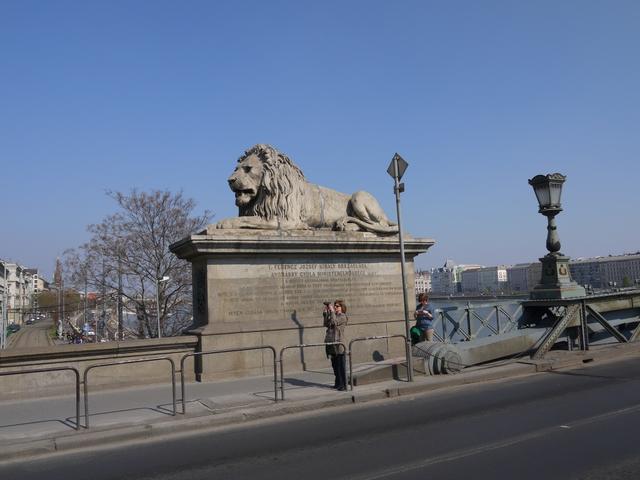 多瑙河畔，在布达静听城市的岁月回声