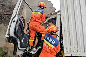 货车为躲避小车撞上路边围墙，车体严重变形司机被困，消防员紧急营救图片