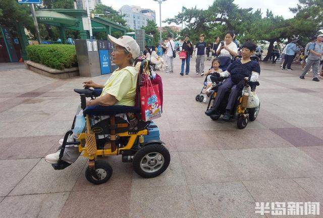 青岛故事丨轮椅驶向栈桥，婴儿车畅行奥帆！特殊群体为“无碍”探路