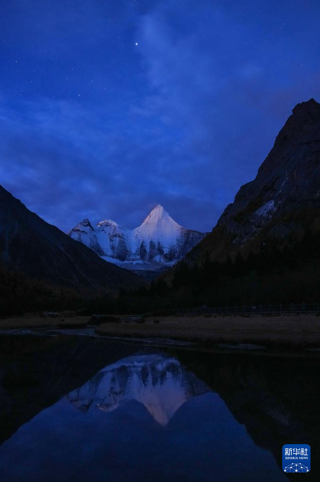 美丽中国丨穿越冰峰 遇见稻城亚丁