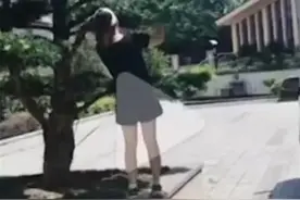 女子撞断校内绿化树枝被索赔8000元，说校方讹钱没道理，但更要读懂网友的情绪图片