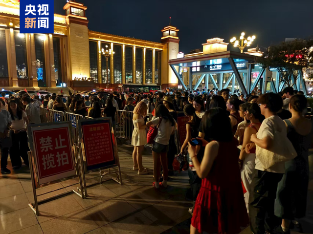 景区拍照，限时30秒！网友：好像做了一套广播体操……