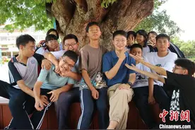 到中小学当老师 两名“国优计划”毕业生签约上海知名高级中学图片