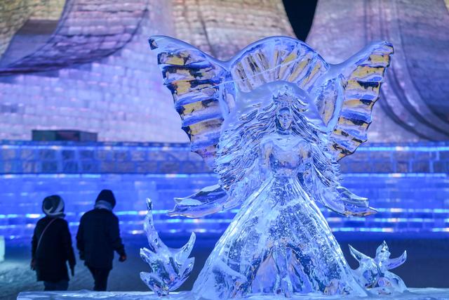 璀璨冰雕闪耀哈尔滨冰雪大世界