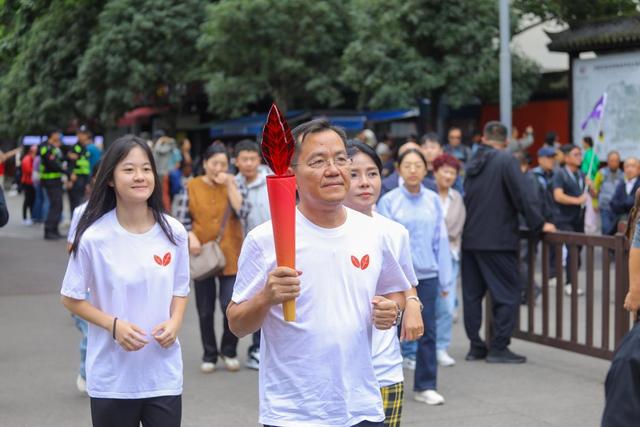 武侯祠红墙红叶火炬接力 光雾山红叶传递持续升温