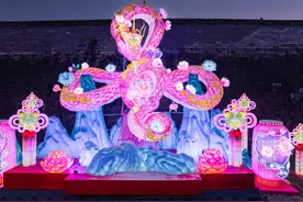 看到花灯就“看到”年味了  巨型生肖蛇灯亮相南京老门东图片