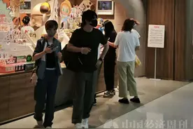别看LABUBU丑，比你赚得多图片