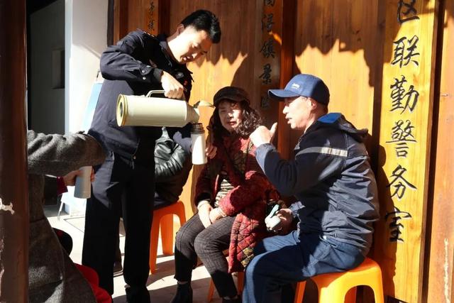 新年伊始，18位老人共同送来一面锦旗……