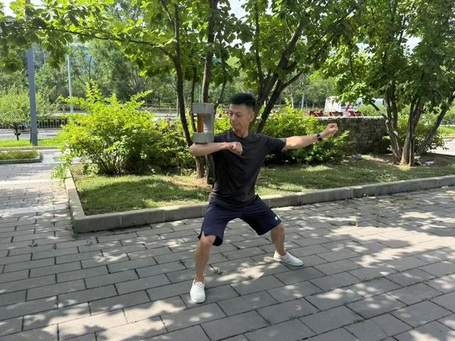 啥运动能“冻龄”？54岁董会良将15斤石锁耍出14套招式