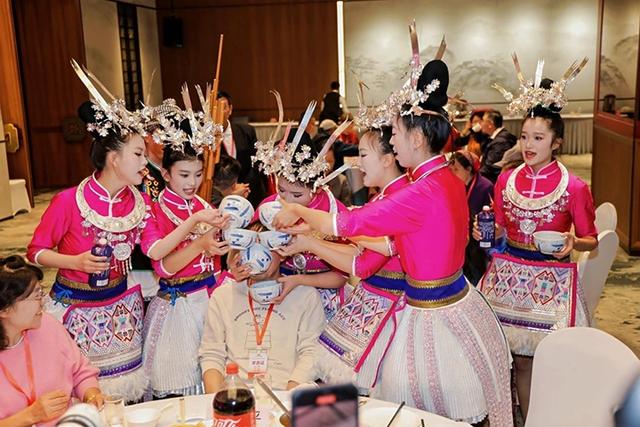 首期“华彩贵州红色之旅银发游学”在贵阳启幕