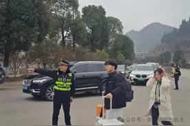 守护秩序“不断档” 温暖服务“连成线”图片