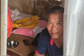 澄迈一香蕉农在台风前紧急采摘香蕉，避免了损失，但工房受损图片