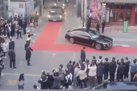 智利总统逛北京潘家园古玩市场 店员称其擅长砍价 网友：像遛弯的大爷图片