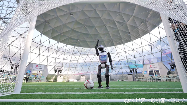 李想：i8 反响不错，产品力没对手；库克暗示：苹果将推桌面机器人；中国日均消耗 30 万亿 Token，暴涨 300 倍