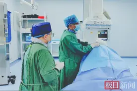 脑卒中后肢体瘫痪，脊髓电刺激助男子恢复行走图片