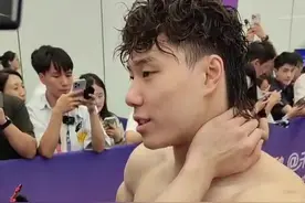 9月28日，浙江杭州。现场凡尔赛？覃海洋亚运男子200米蛙泳夺冠谈感受：其实没有什么感觉图片