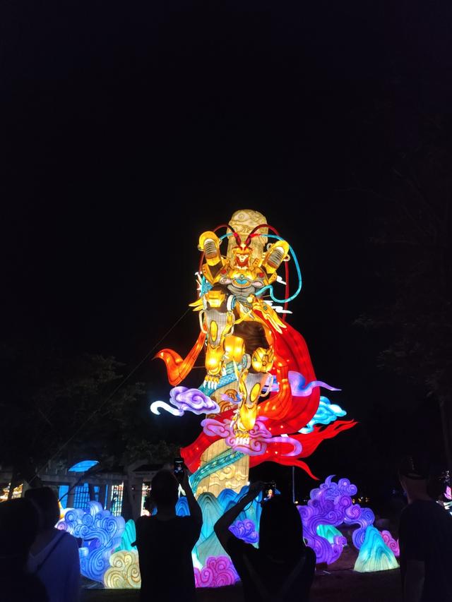 灯光一亮，秒变童话世界！2025年“青岛之夏”艺术灯会启幕成夏夜顶流