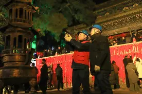 玉泉观畔“电亮”民俗图片