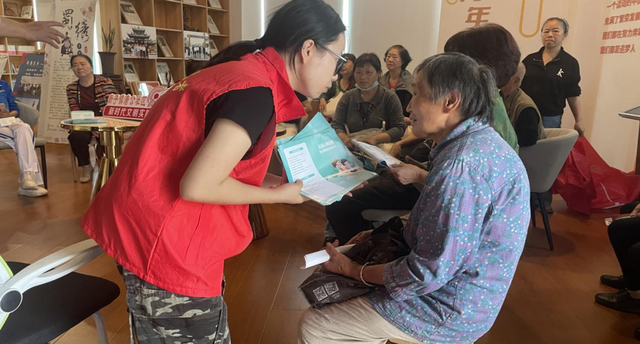 国际盲人节丨无障碍徒步、“科技助盲”教学实践…和盲人朋友体验多彩生活