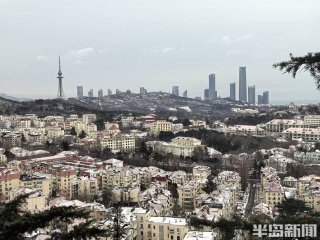 红瓦绿树，白雪皑皑