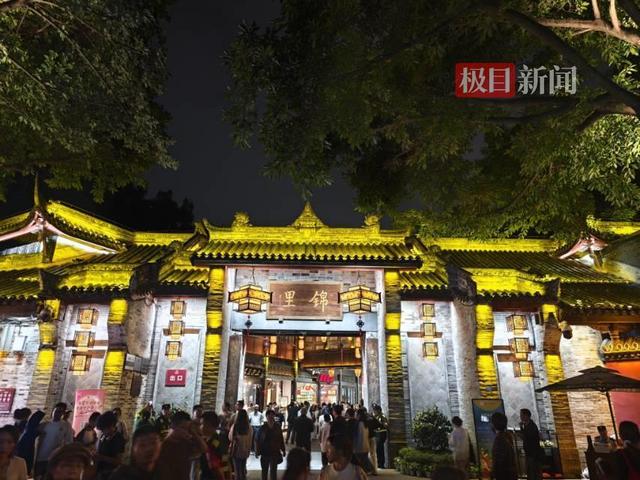 成都锦里中秋夜：烟火气十足的“慢生活”佳节，陌生游客分享美照互送祝福