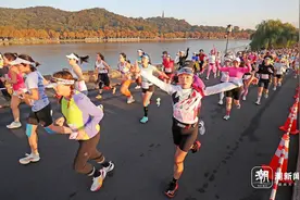 奔竞西湖畔 倩影映碧波 杭州女子半程马拉松鸣枪开跑图片