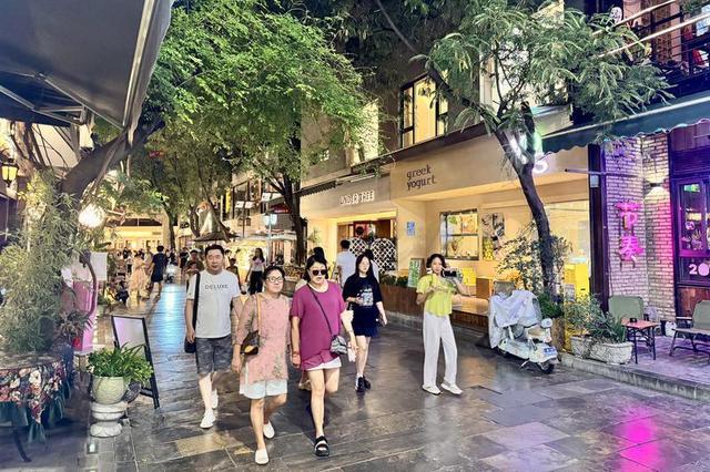 在德福巷感受西安古城夜生活