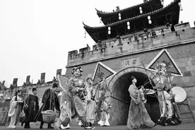 阆中古城汉服巡游图片