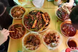 甘肃麻辣烫真有那么好吃？台湾青年打卡：香哭了图片