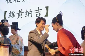 海峡两岸青年学生在沪体验端午民俗 艾草清香与AI科技相遇图片