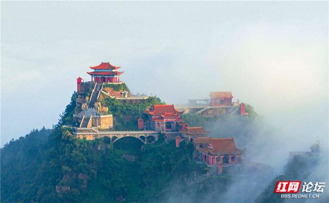 【每日一图@湖南】在五雷山的云海里，触摸天空的温柔