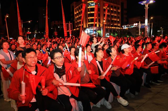 万人合唱！今夜，鸭绿江畔沸腾了！