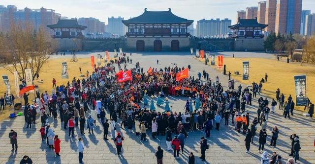 踏破风沙赴神都，白云山赠“终身旅游卡”！让天山来客常回“家”看看