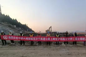 邹城至济宁高速公路上跨京沪铁路立交桥工程主墩桩基施工完成图片