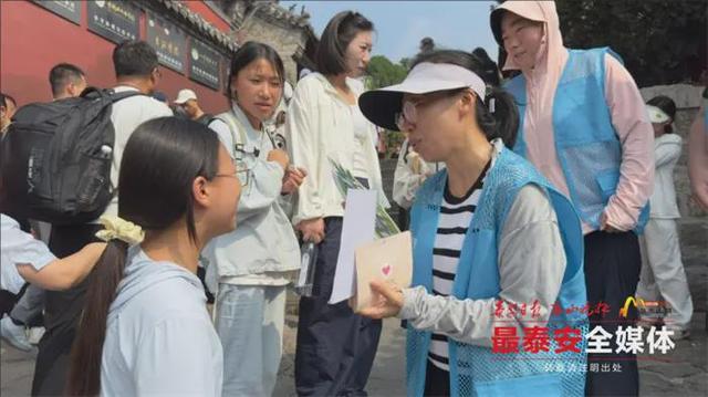 “无痕登山 分类共践”活动举行 全民共护绿水青山 无废理念深入人心