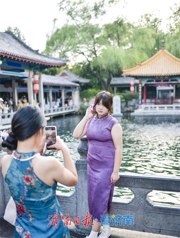一年四季 泉在济南｜趵突泉喷涌迎盛景 旗袍佳人泉畔打卡成风景
