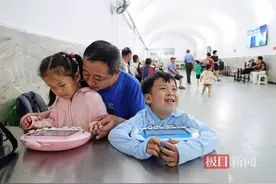 超40℃！武汉发布高温红色预警，市民防空洞内享清凉图片