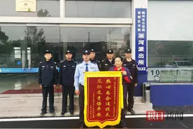 粗心司机加油忘付款，细心民警帮加油站追回2000元油费图片