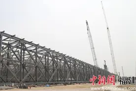 厦门太古翔安机场维修基地项目1号机库钢结构网架屋盖首次提升顺利完成图片