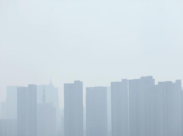 秋老虎持续，青岛前海雾中赏景