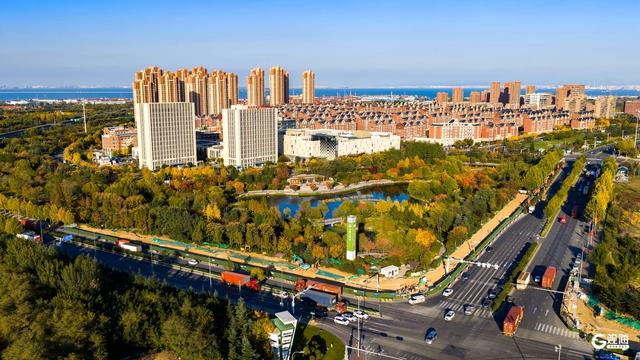 深秋时节，碧水彩林相映美