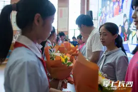 小学毕业典礼上，一本“成长手册”让人动容图片