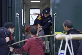 怀化开往重庆的“卖菜”慢火车，到处是扁担和箩筐，乘警常常帮农户把菜担子搬上车图片