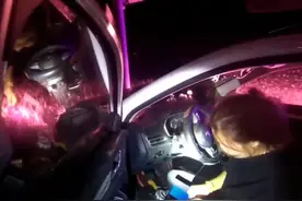 醉驾司机撞上电线杆后睡着，酒后千万别开车了！图片