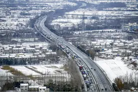 雪阻归途｜每一个踏在雪地上的脚印，都朝向家的方向图片