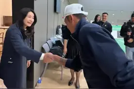 奥运冠军互动，郭晶晶霍启刚夫妇参观林丹球馆并深入交流图片