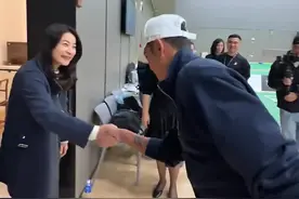 奥运冠军互动，郭晶晶霍启刚夫妇参观林丹球馆并深入交流图片
