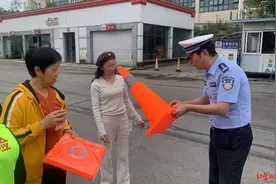 向司机送锥形桶预防事故！成渝高速这一段还投放“共享”锥形桶，事故车可自行取用预警图片